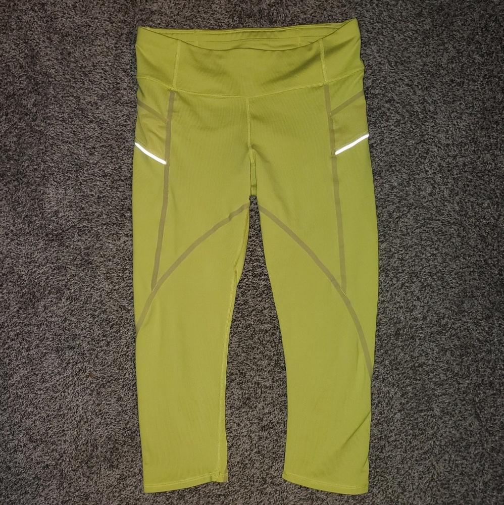 Athleta 3/4 pants, reflective strips w pocket!